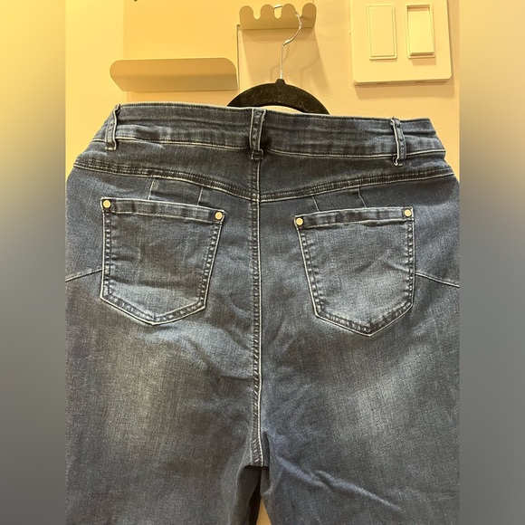 Embellished Stretch Jeans - Picture 6 of 7